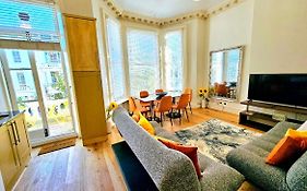 Charming Home With Private Balcony, On 1St Floor, With 2 Bathrooms, 3 Min Walk To Earl'S Court Station
