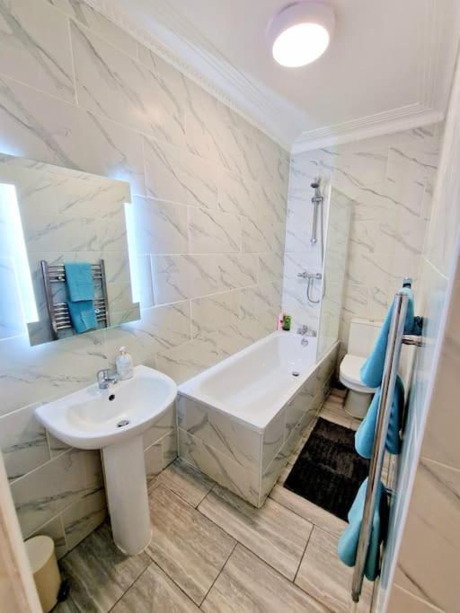 Charming Home With Private Balcony, On 1St Floor, With 2 Bathrooms, 3 Min Walk To Earl'S Court Station Londres Extérieur photo